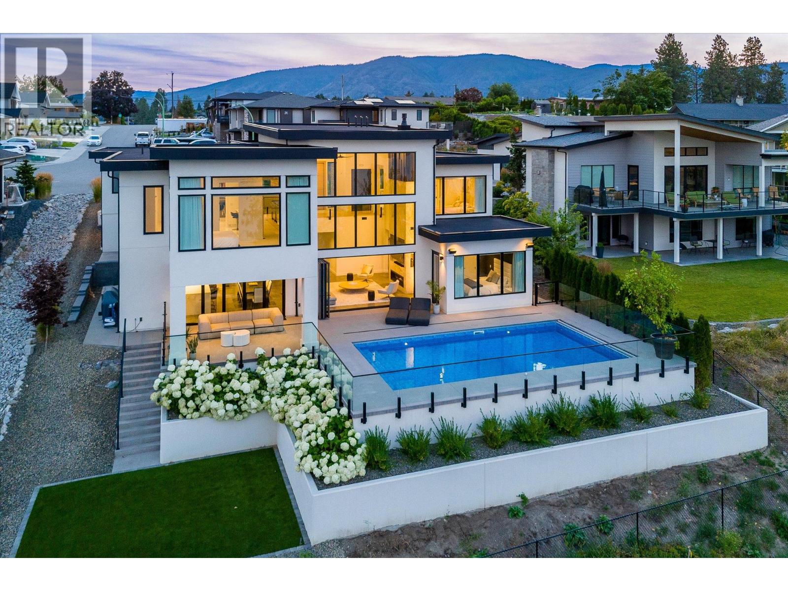 692 Lake Court, West Kelowna