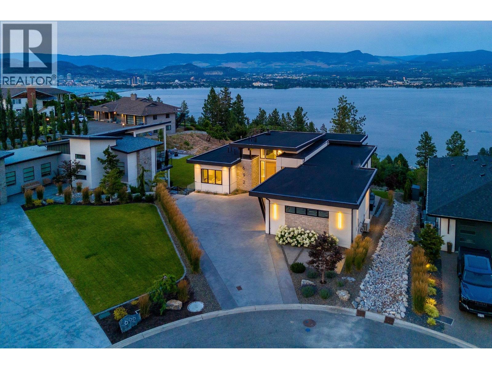 692 Lake Court, West Kelowna