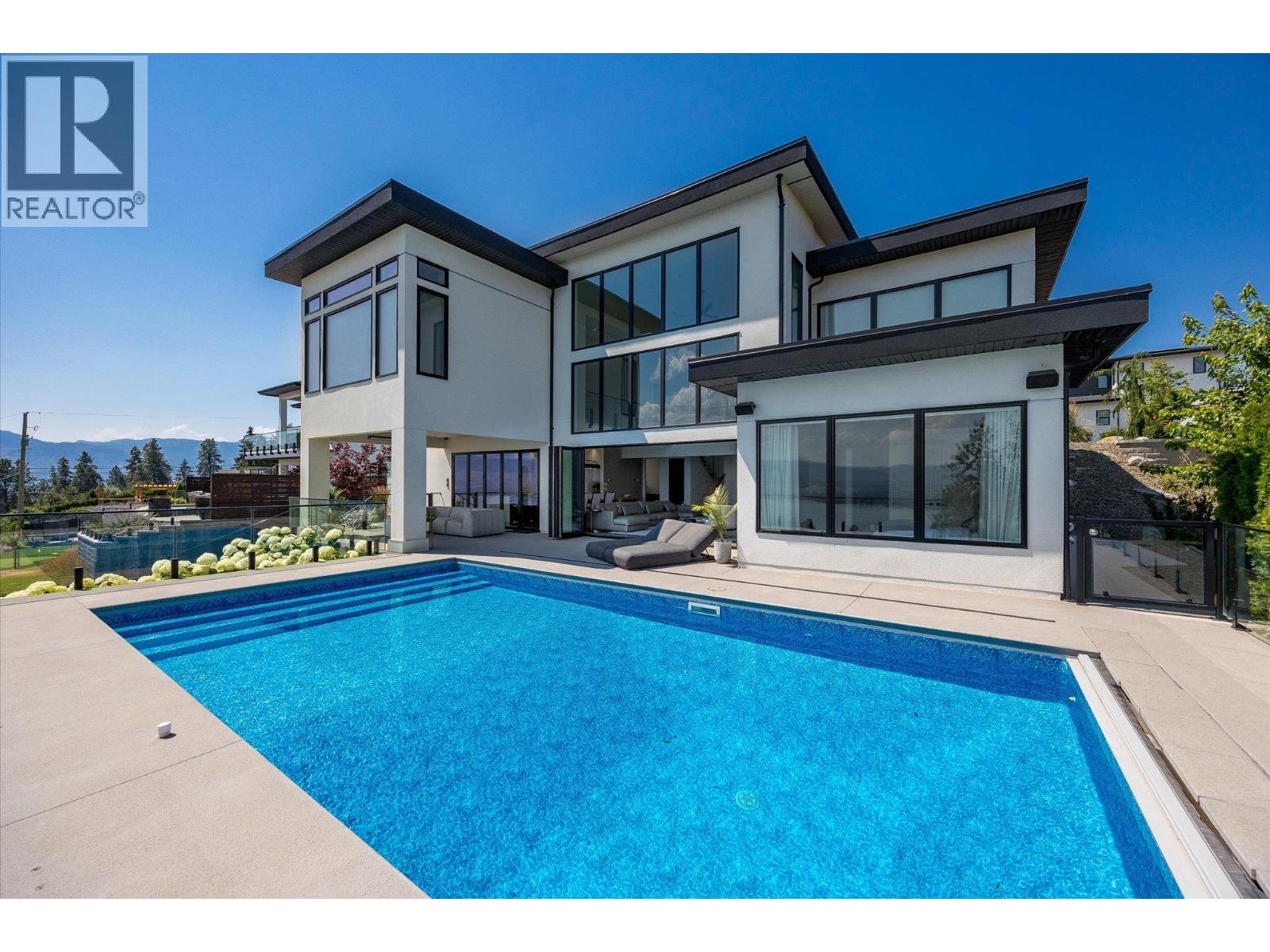 692 Lake Court, West Kelowna