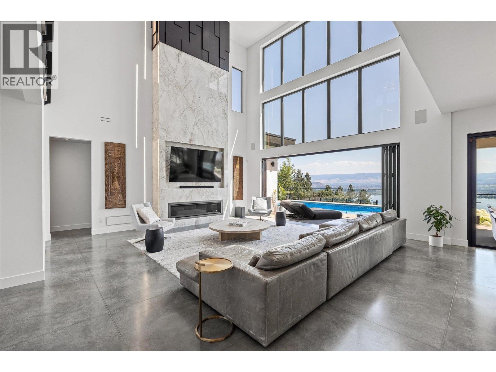 692 Lake Court, West Kelowna