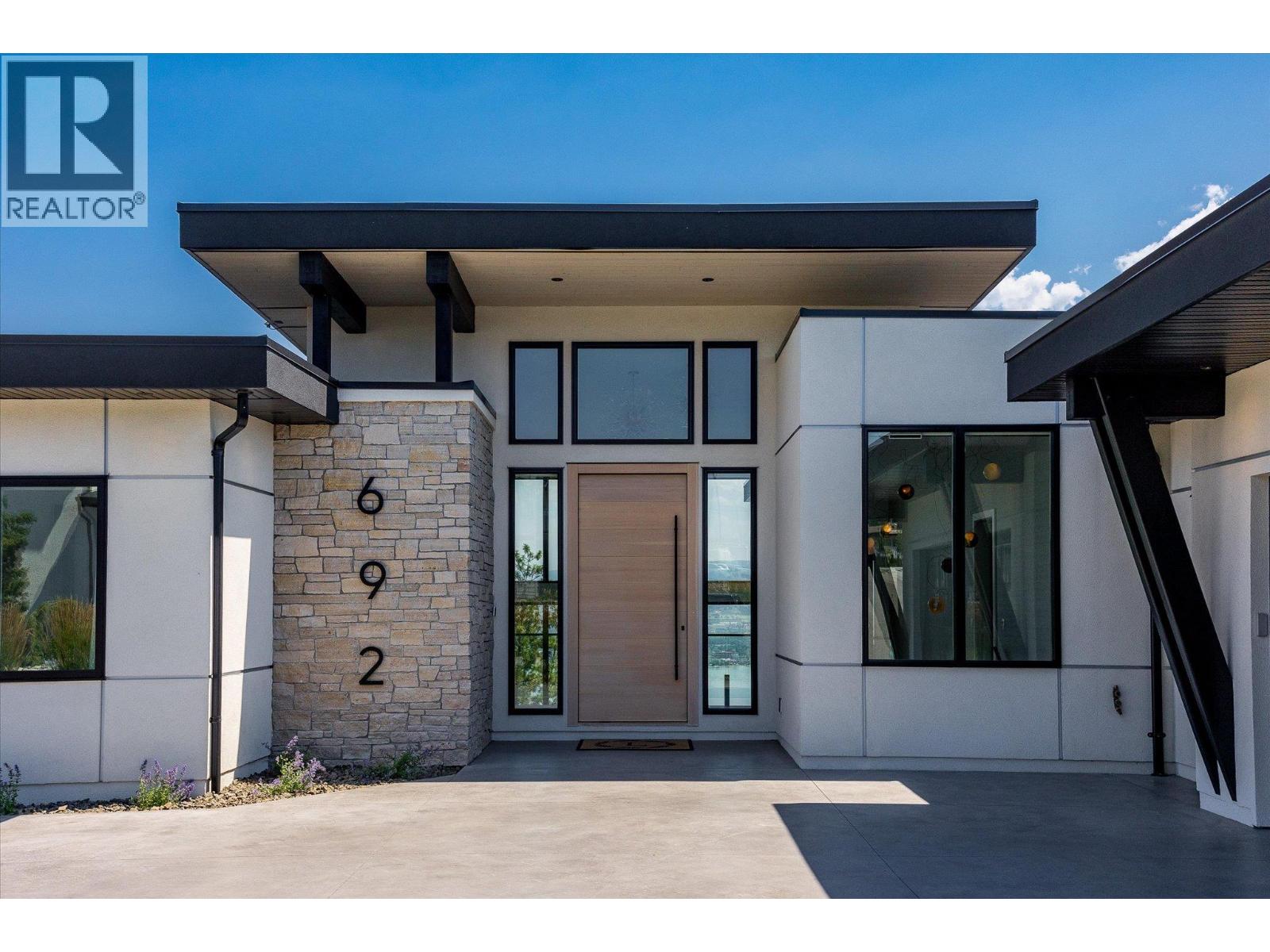 692 Lake Court, West Kelowna