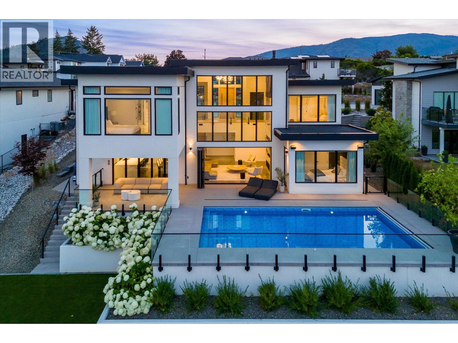 692 Lake Court, West Kelowna