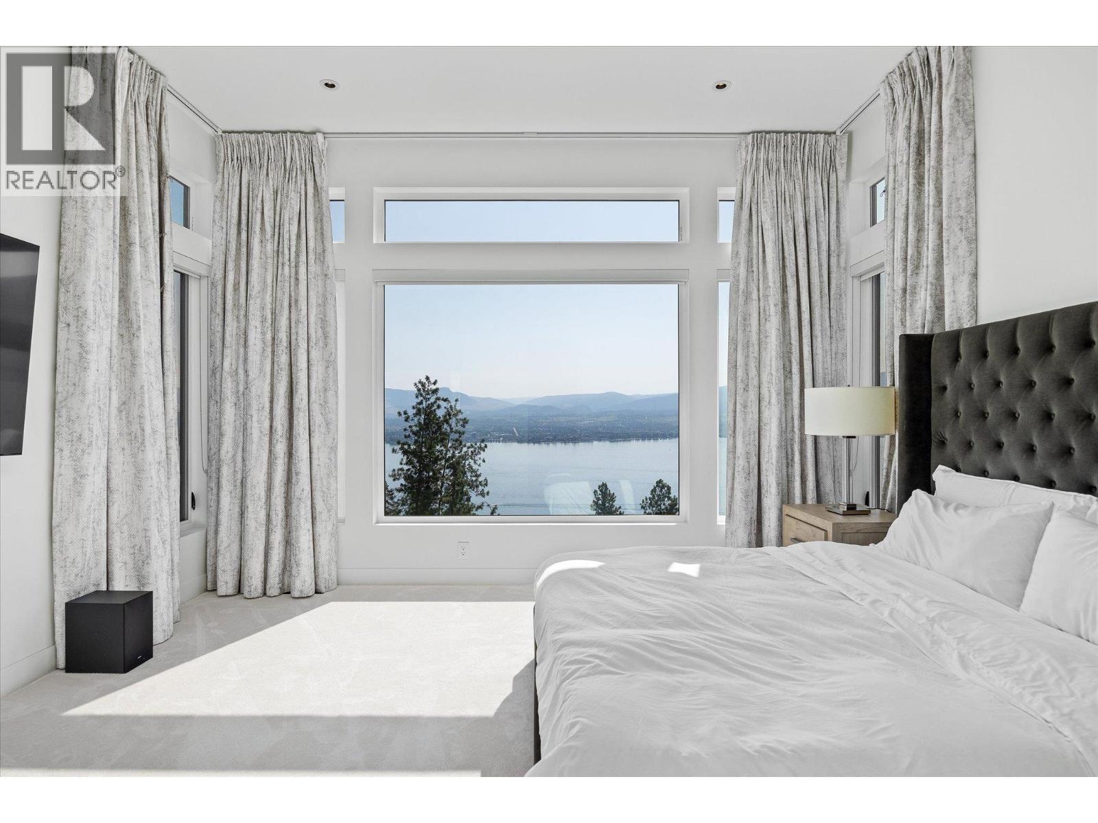 692 Lake Court, West Kelowna
