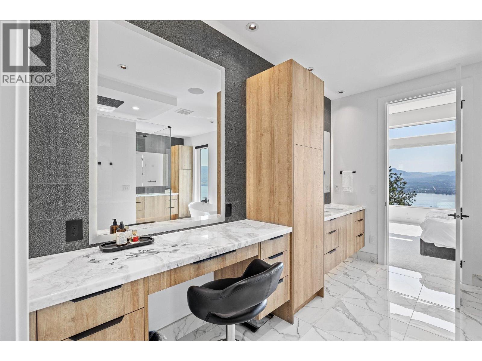 692 Lake Court, West Kelowna