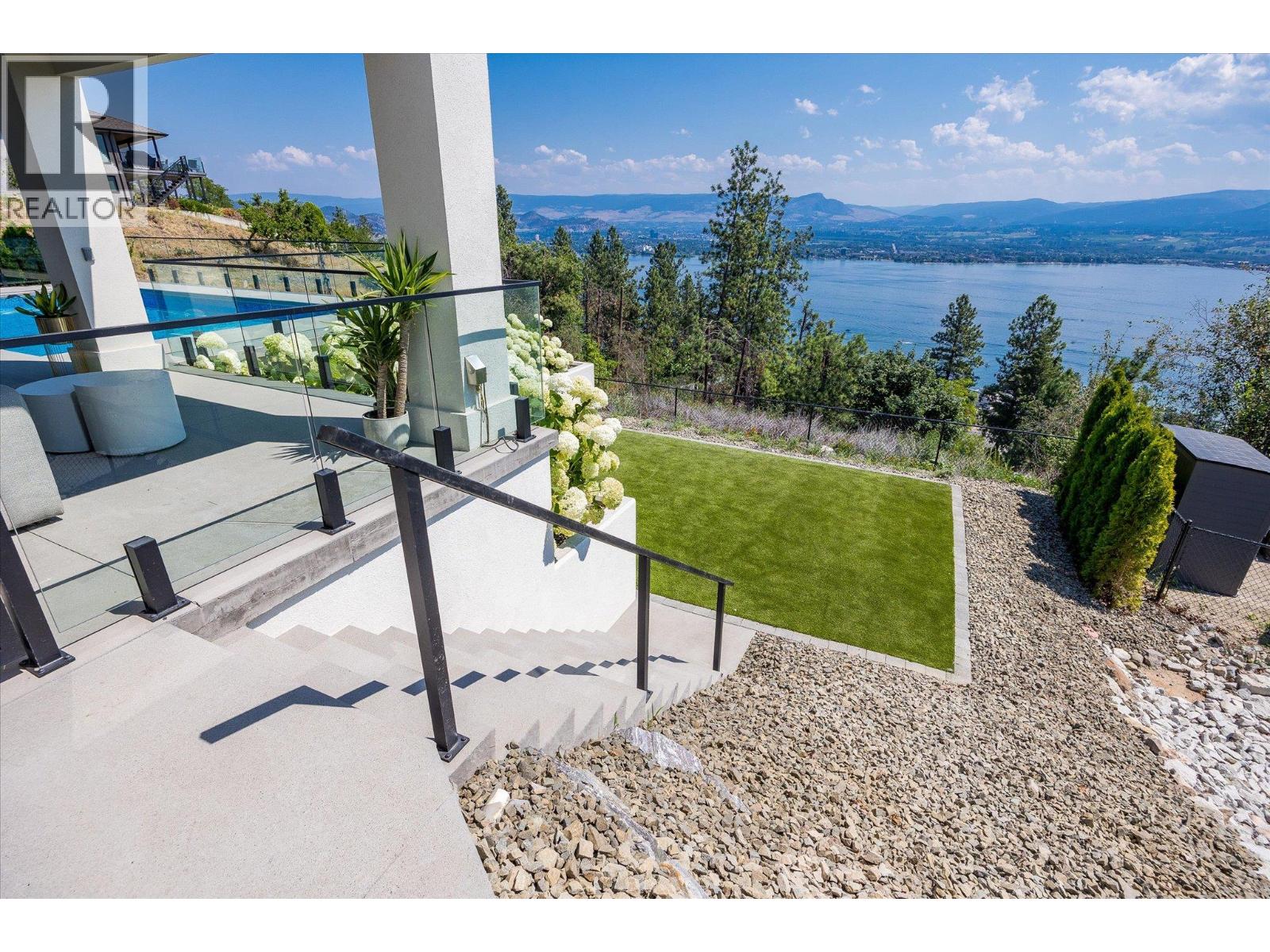 692 Lake Court, West Kelowna