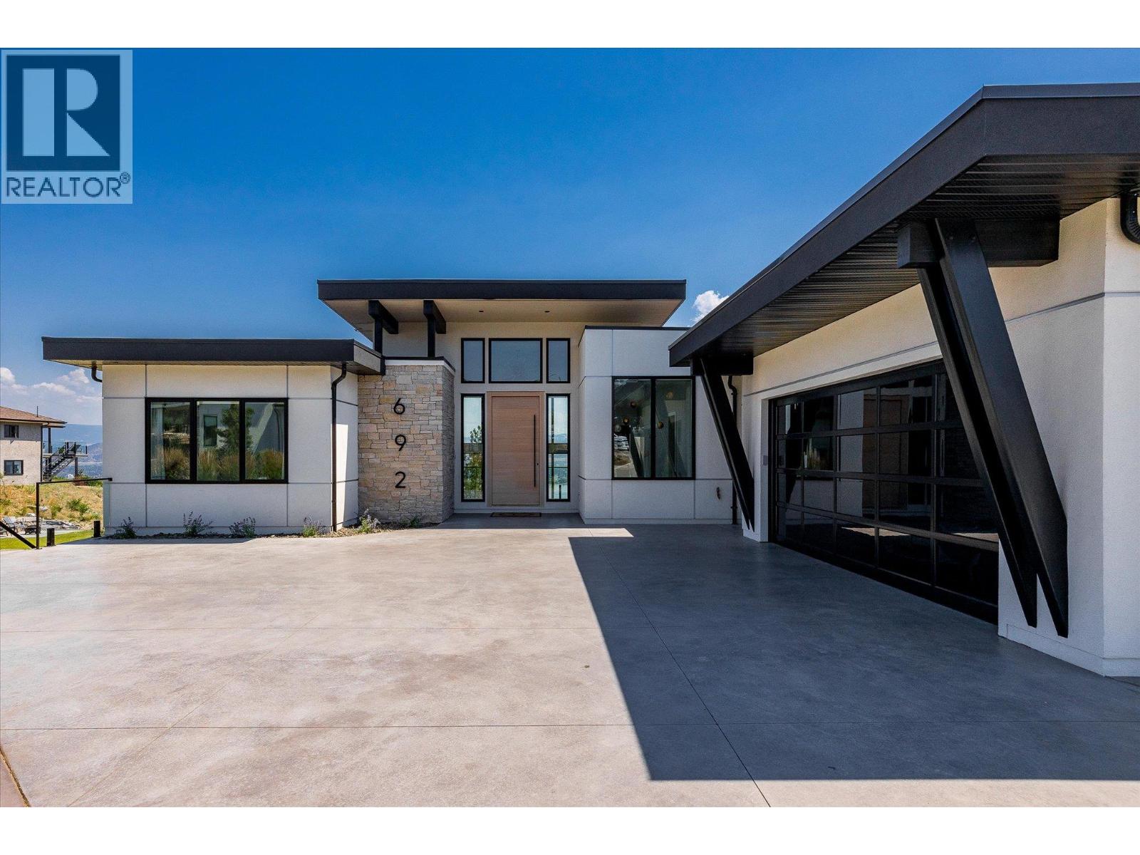 692 Lake Court, West Kelowna