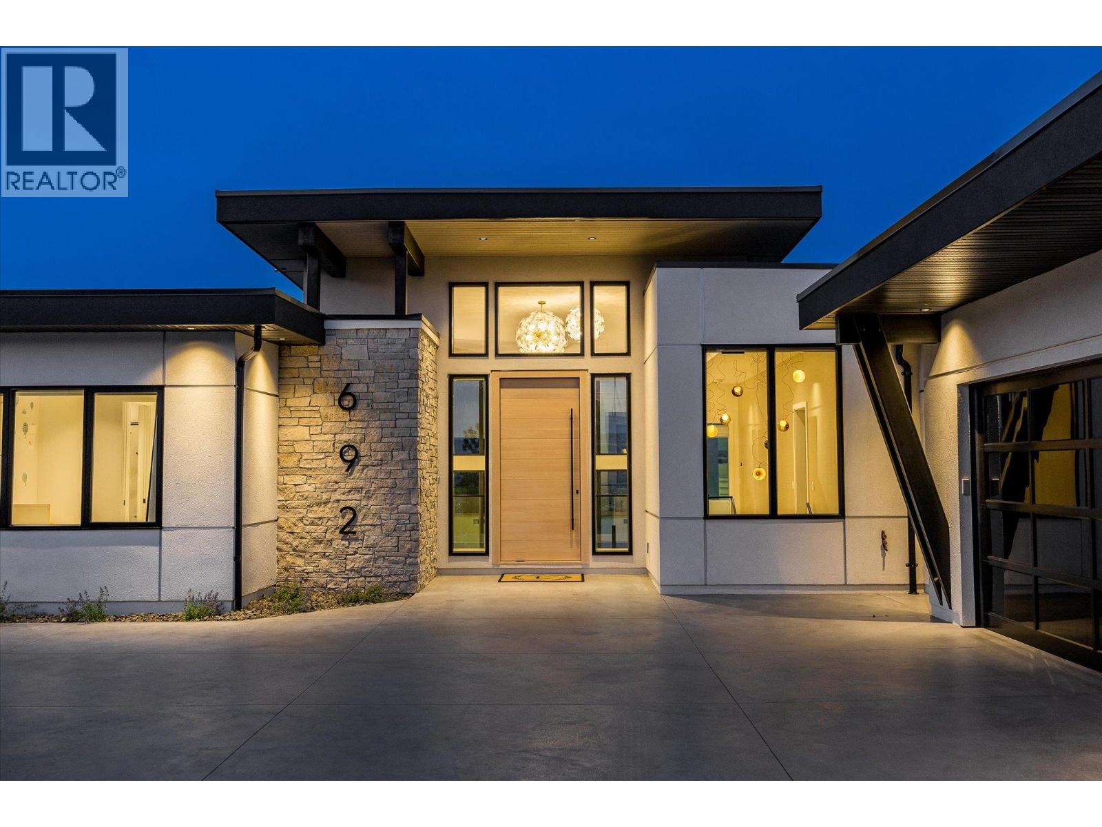 692 Lake Court, West Kelowna