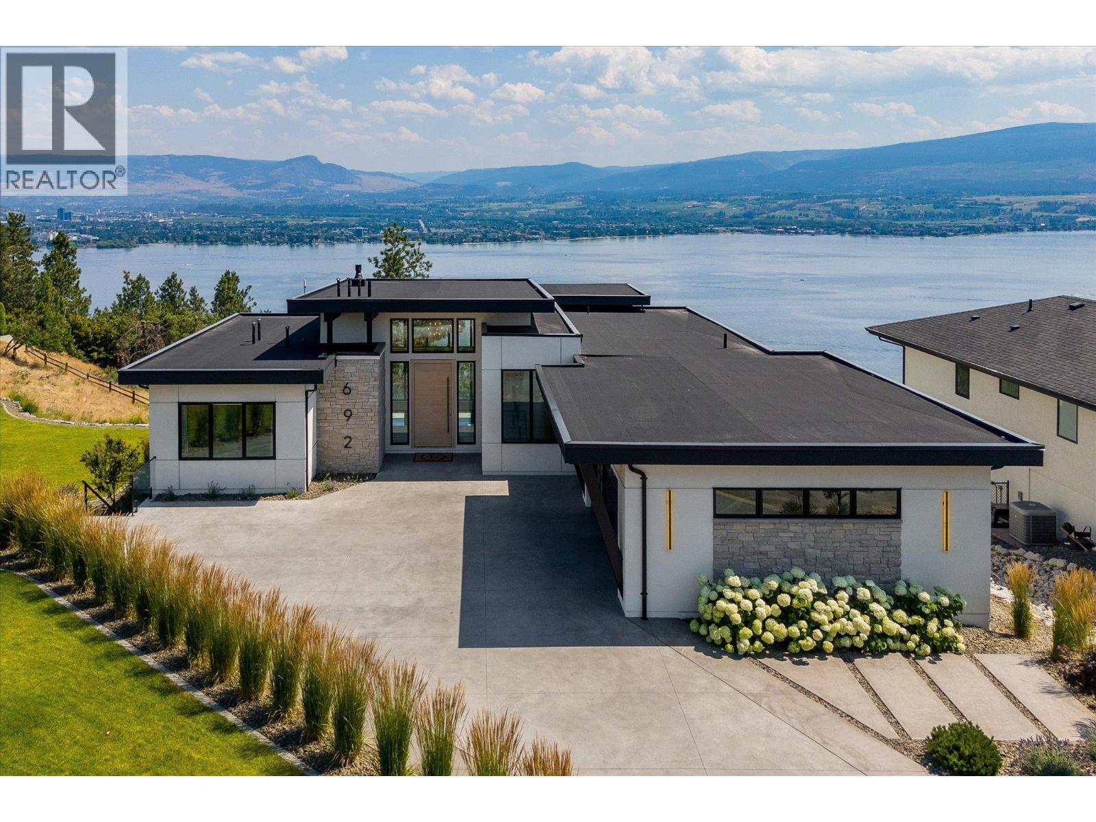 692 Lake Court, West Kelowna