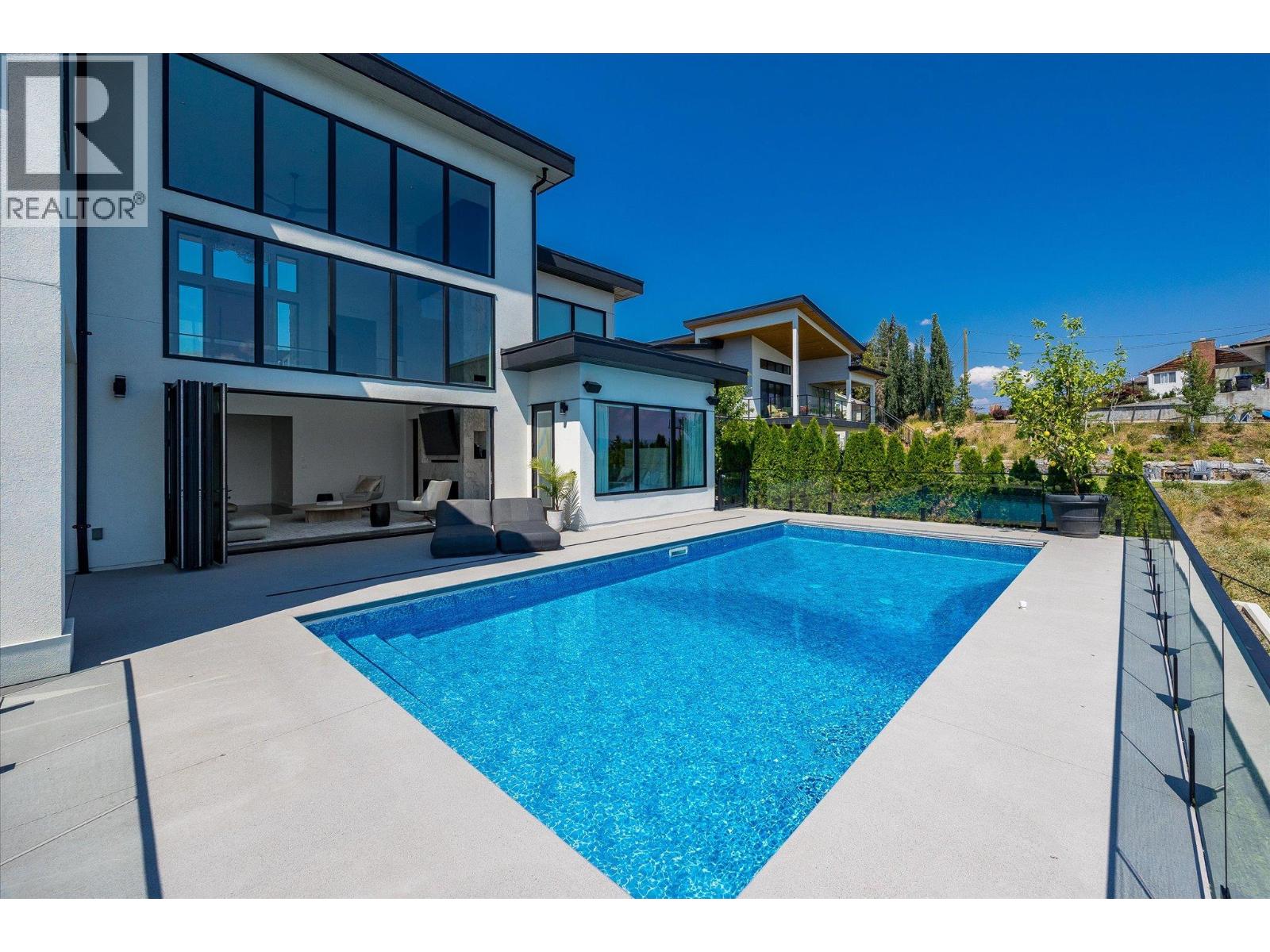 692 Lake Court, West Kelowna