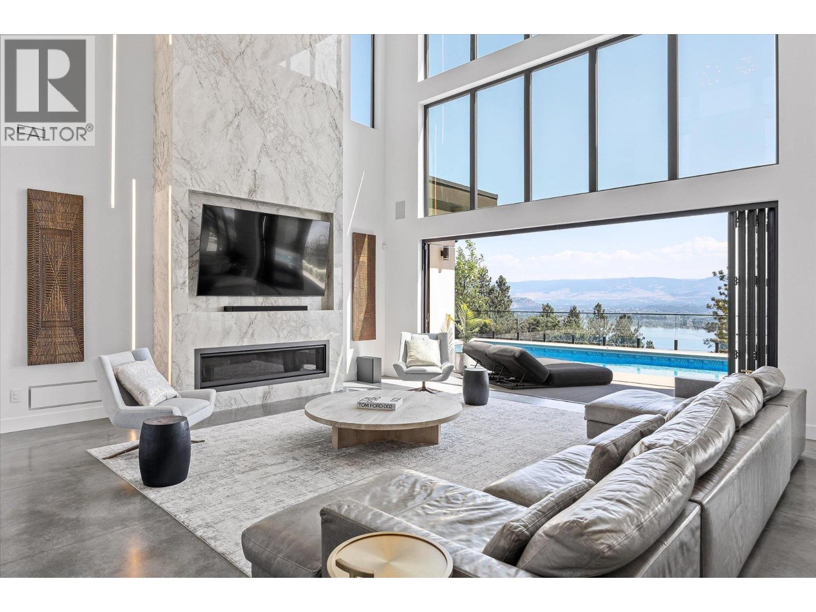 692 Lake Court, West Kelowna