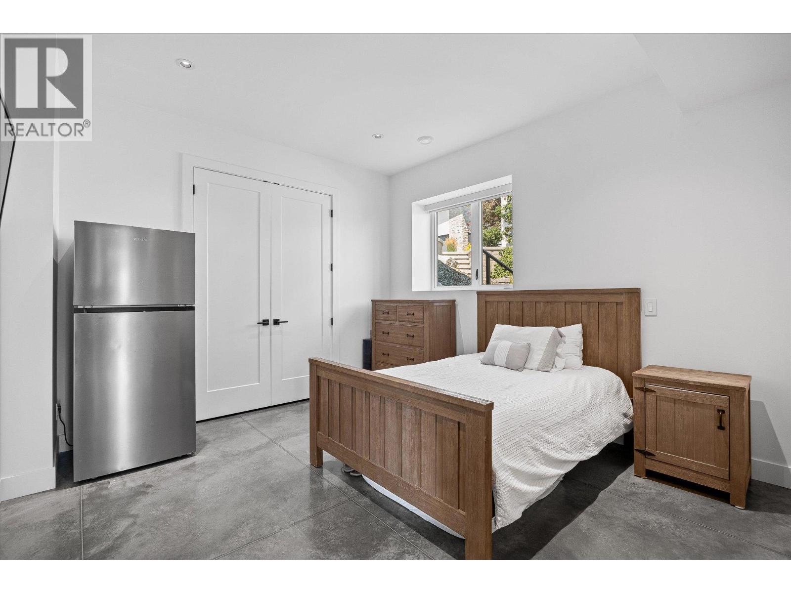 692 Lake Court, West Kelowna