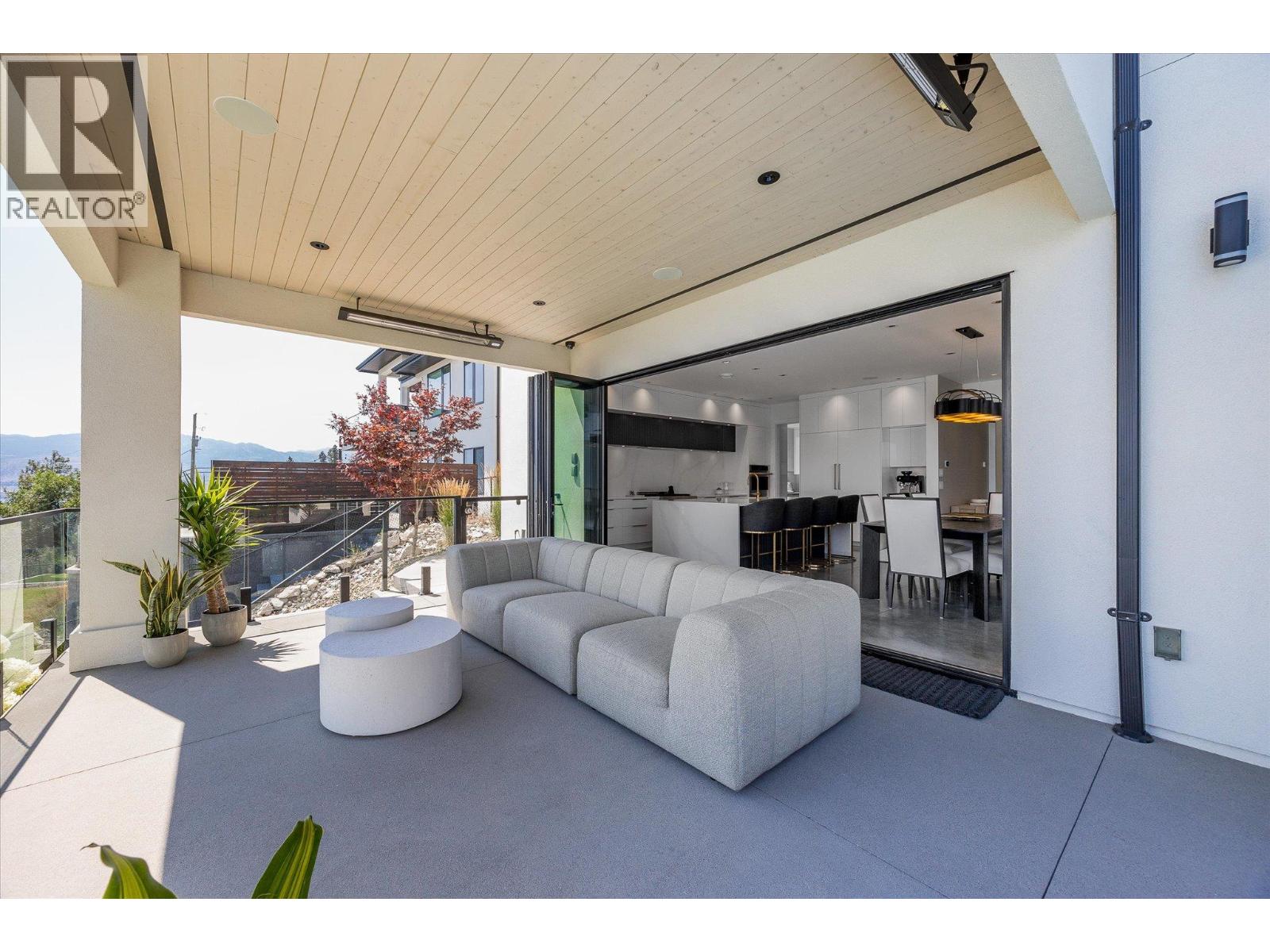 692 Lake Court, West Kelowna