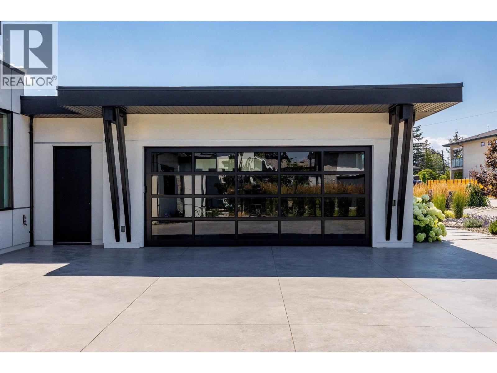 692 Lake Court, West Kelowna