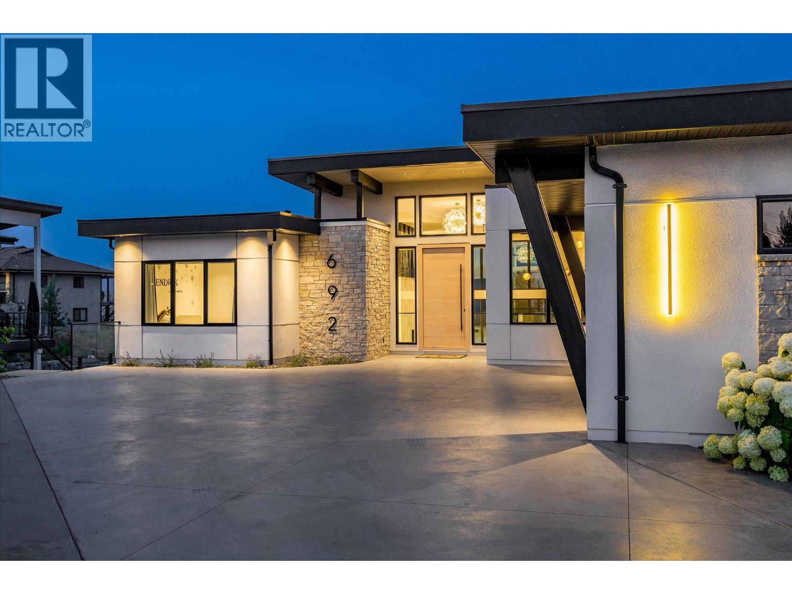 692 Lake Court, West Kelowna