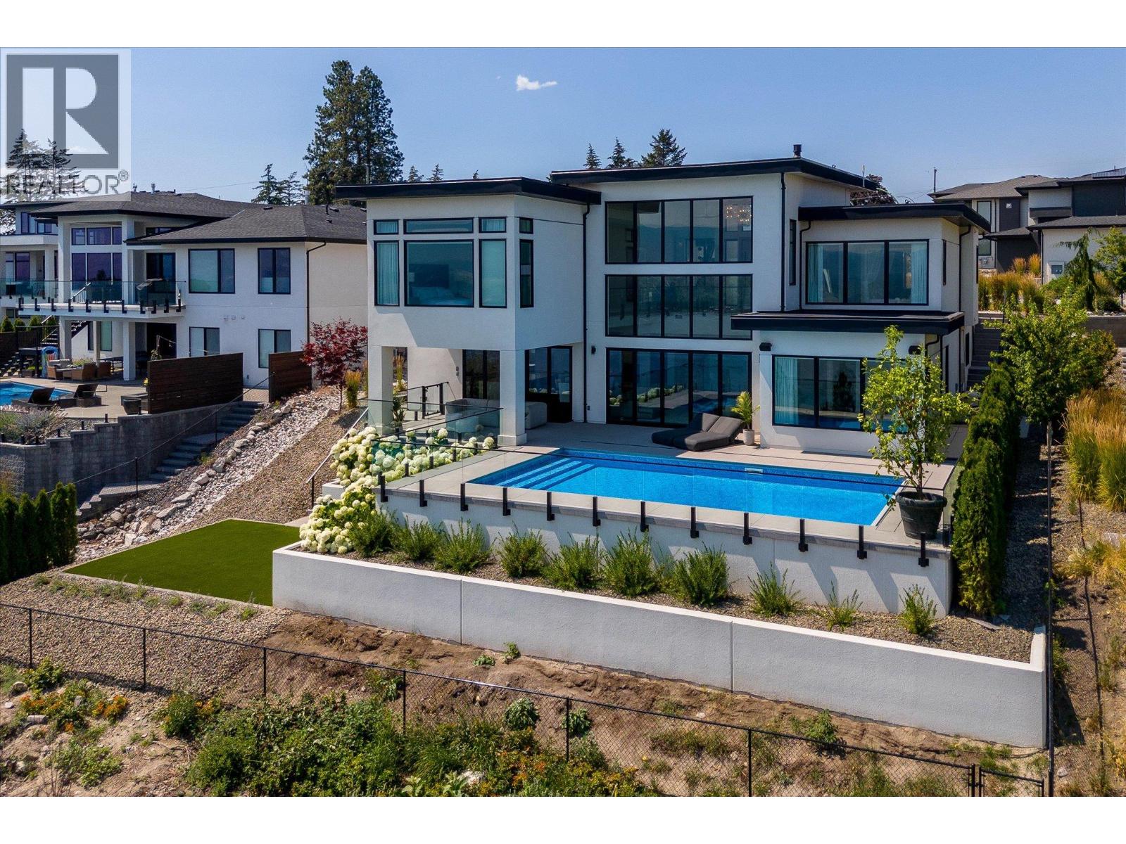 692 Lake Court, West Kelowna