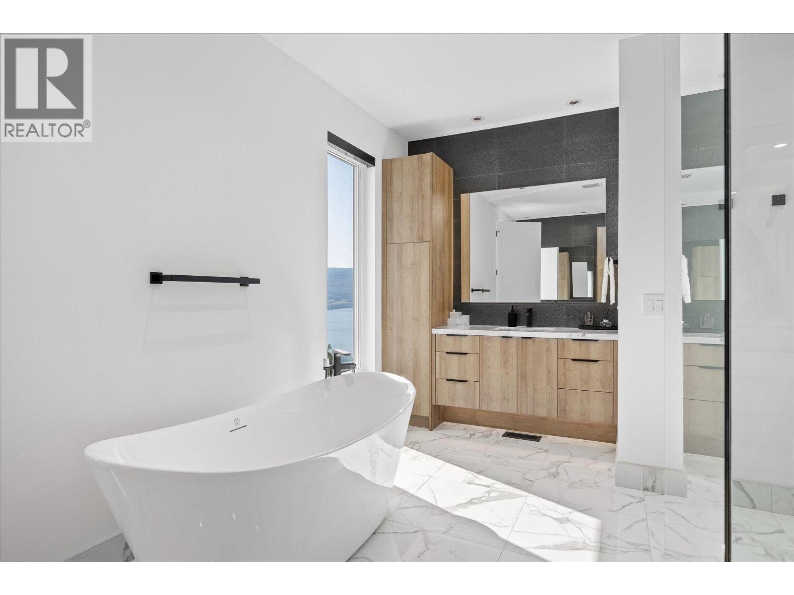 692 Lake Court, West Kelowna