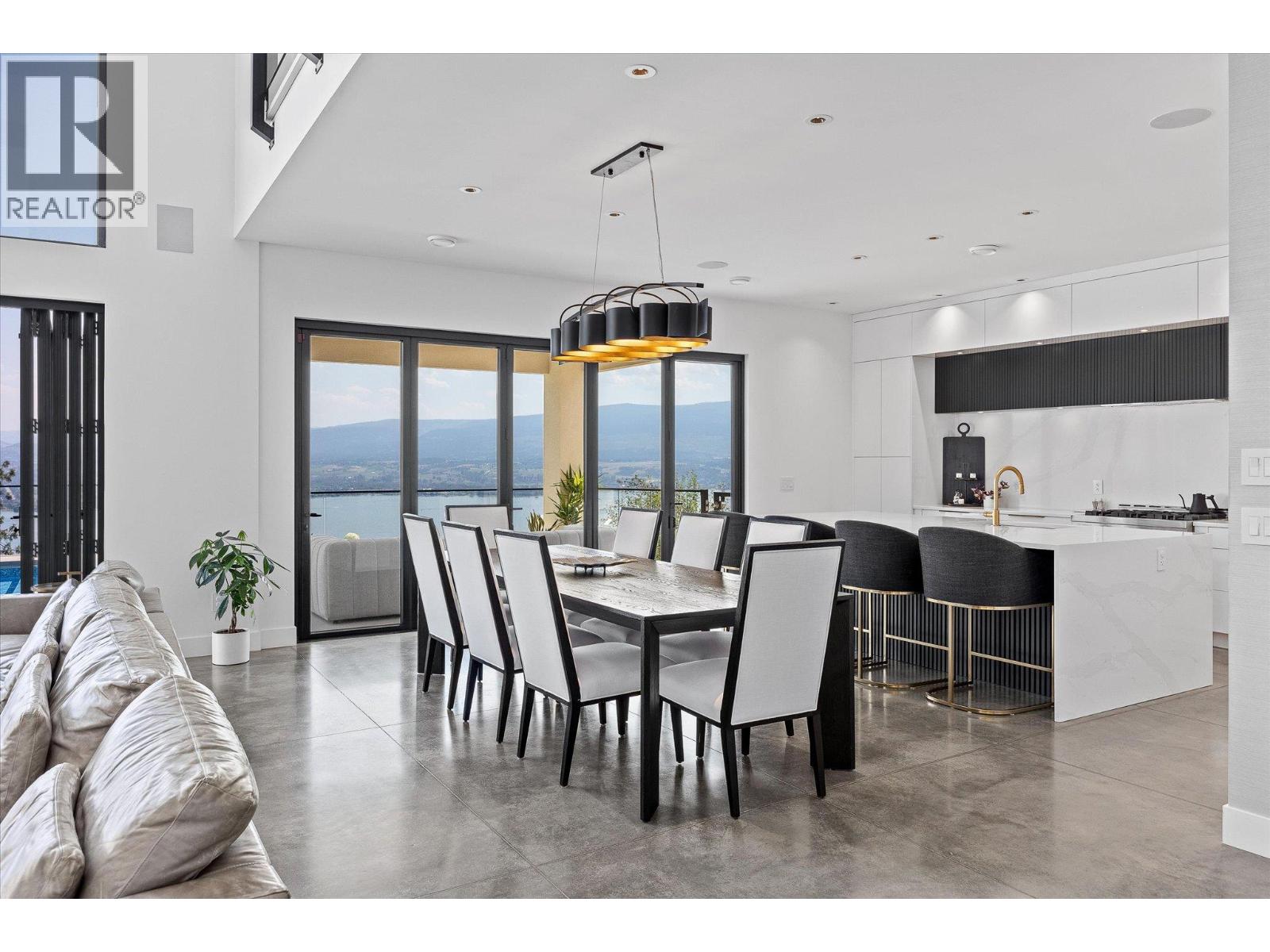 692 Lake Court, West Kelowna