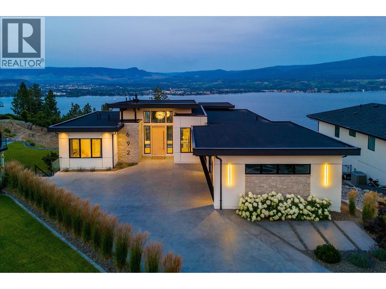 692 Lake Court, West Kelowna
