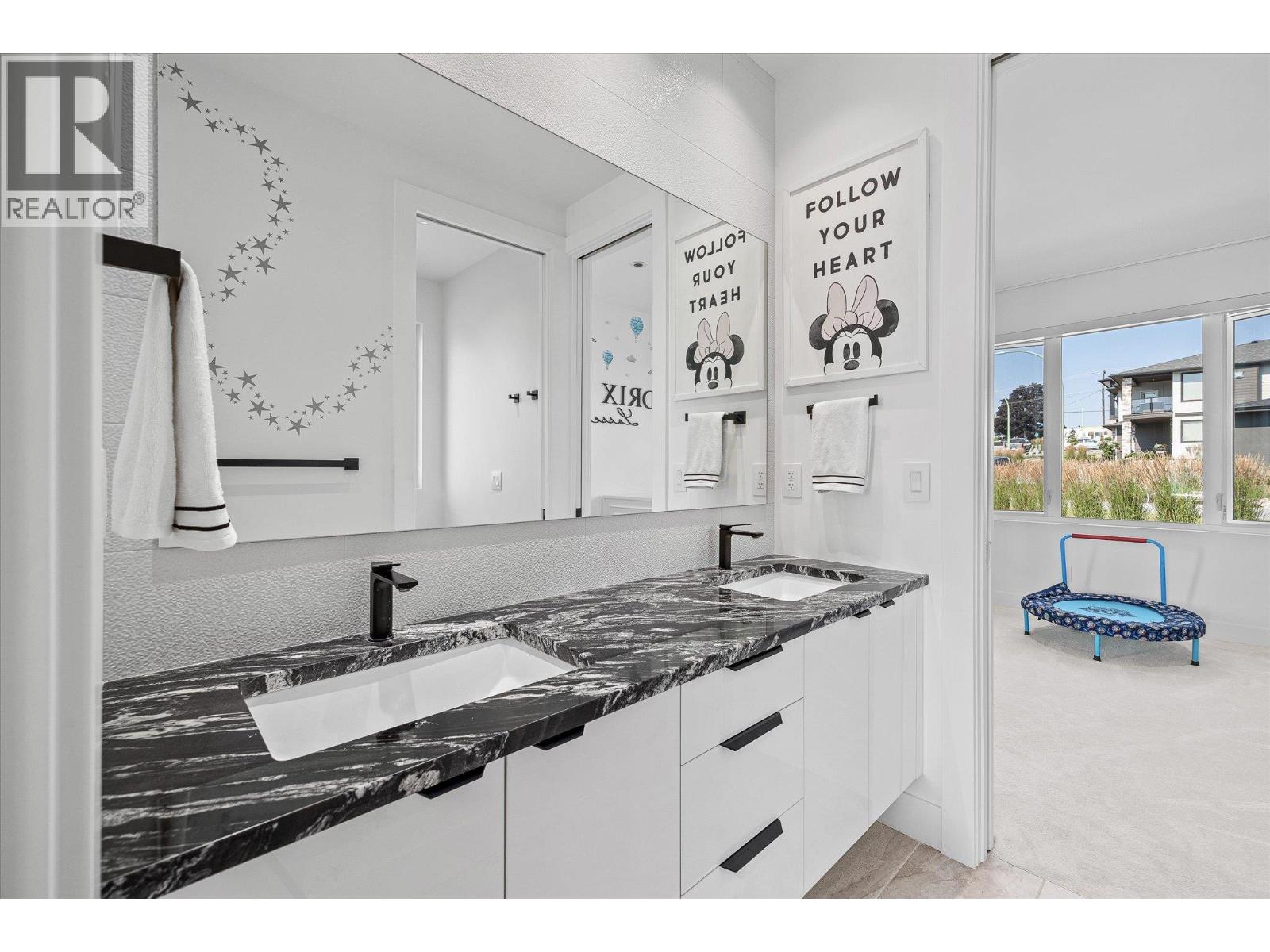 692 Lake Court, West Kelowna