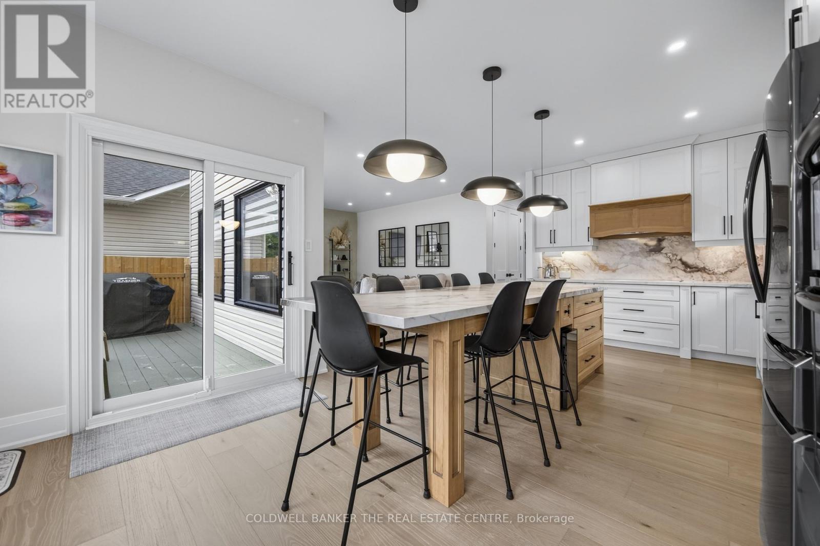 684 LAKELANDS AVENUE - 25