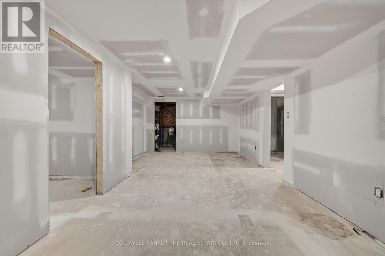 684 LAKELANDS AVENUE - Image 44