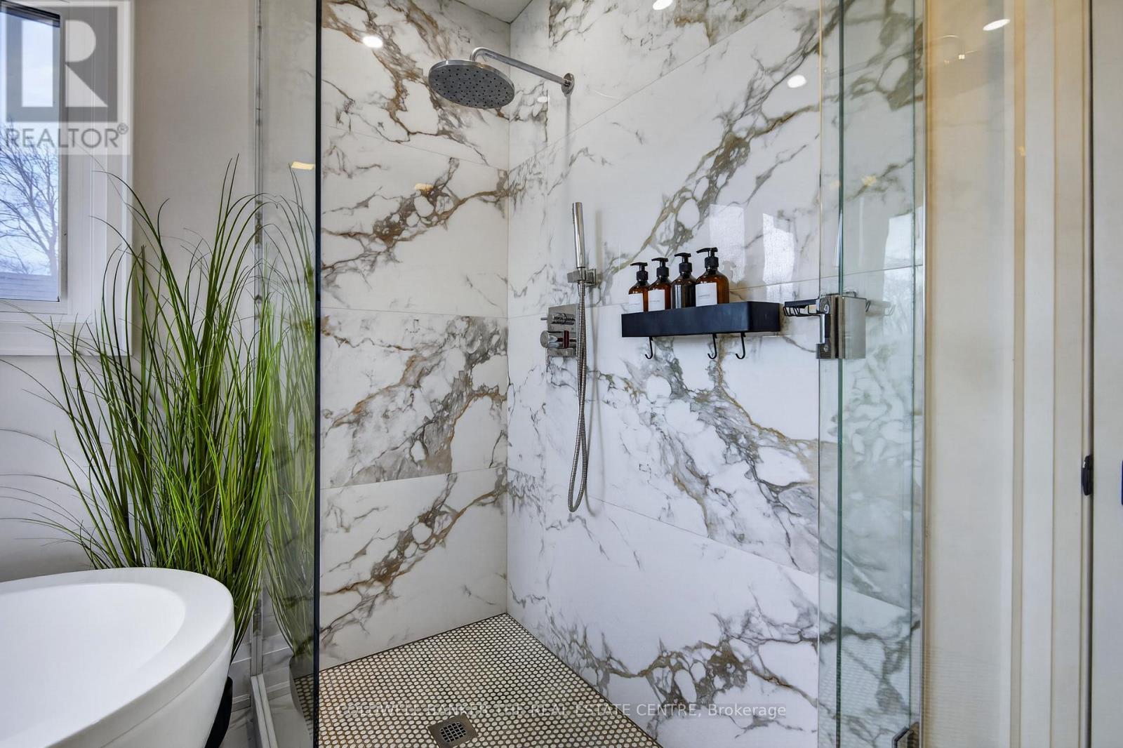 684 LAKELANDS AVENUE - Image 33