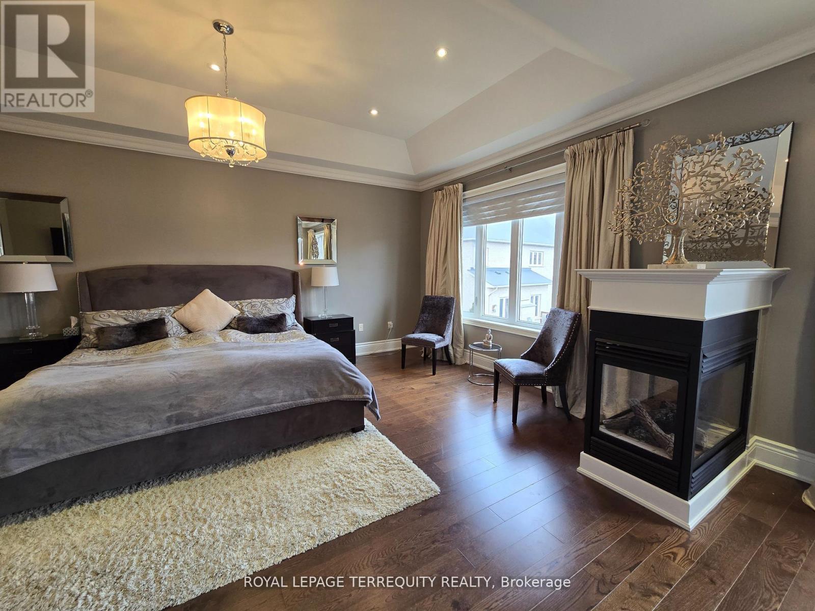 19 BLACK DIAMOND CRESCENT - 21
