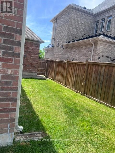 19 BLACK DIAMOND CRESCENT - 39