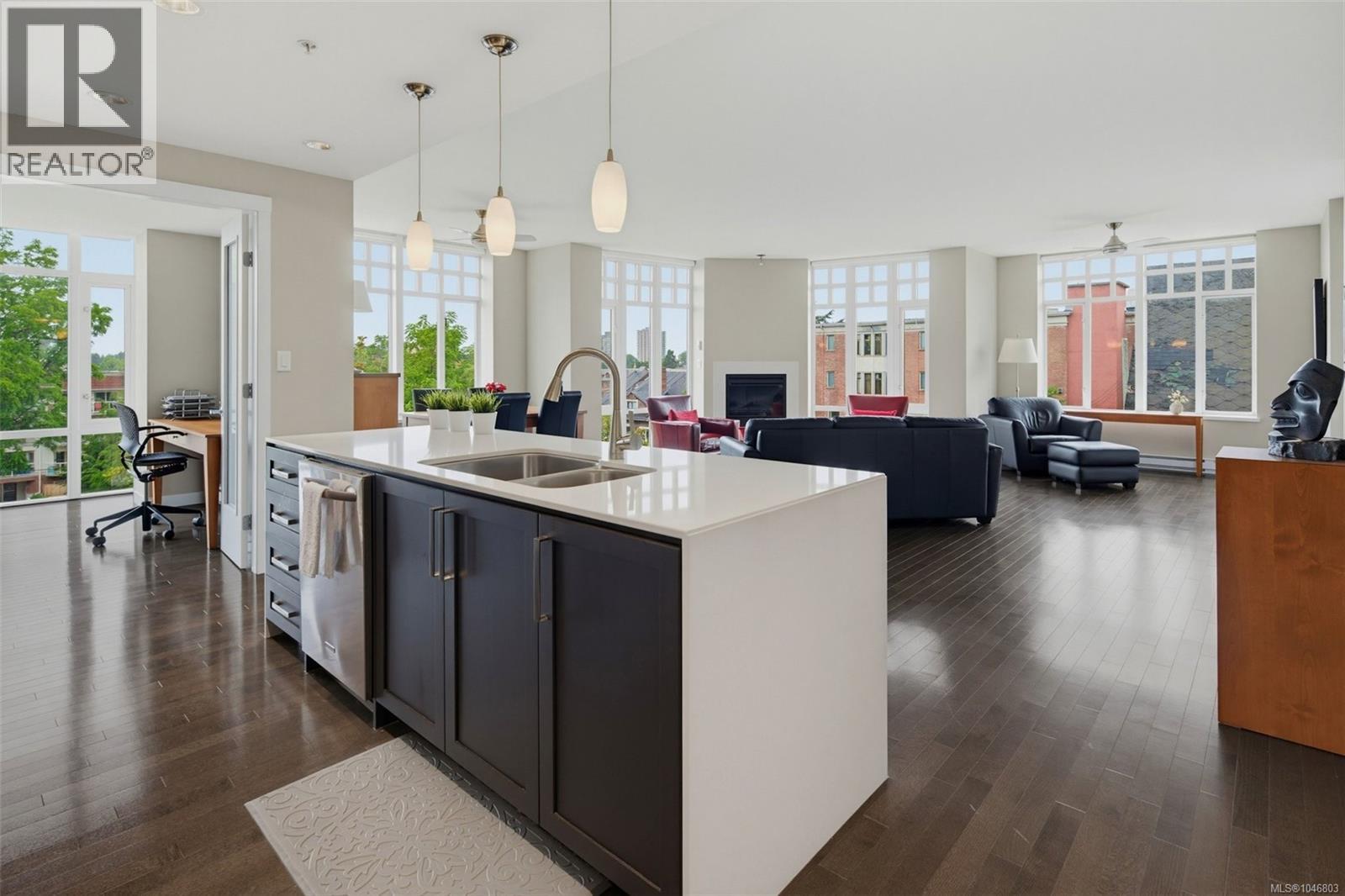 402 999 Burdett Avenue, Victoria