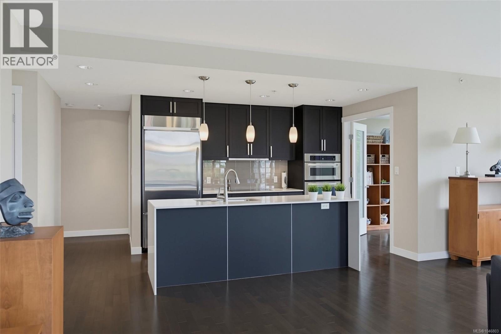 402 999 Burdett Avenue, Victoria