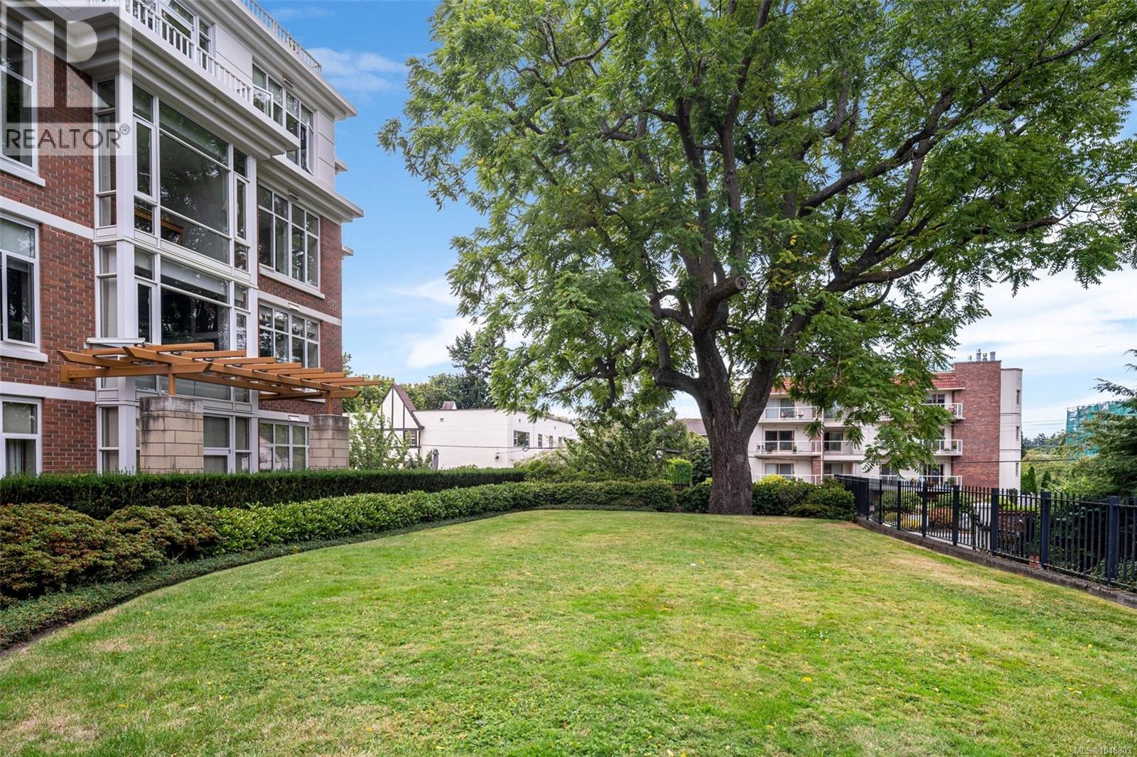 402 999 Burdett Avenue, Victoria