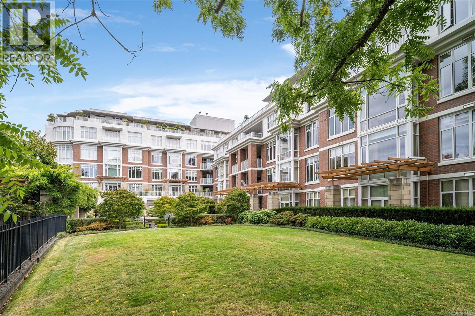 402 999 Burdett Avenue, Victoria