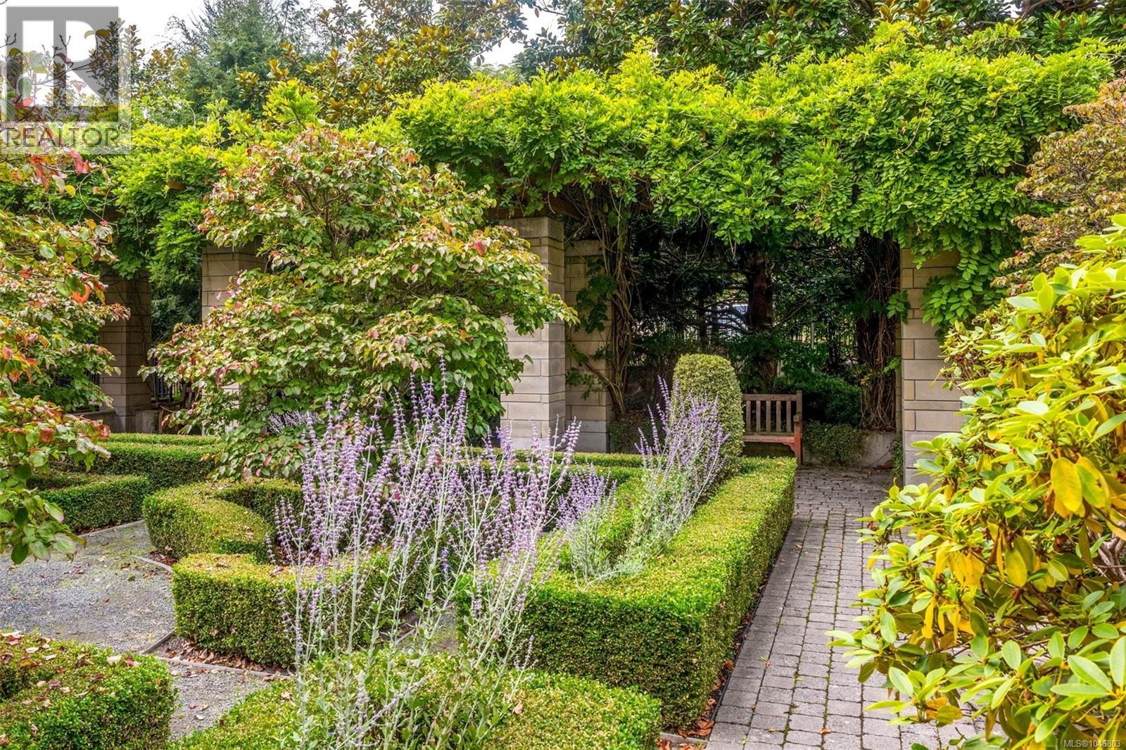 402 999 Burdett Avenue, Victoria