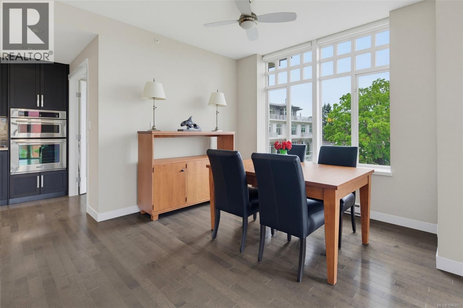 402 999 Burdett Avenue, Victoria