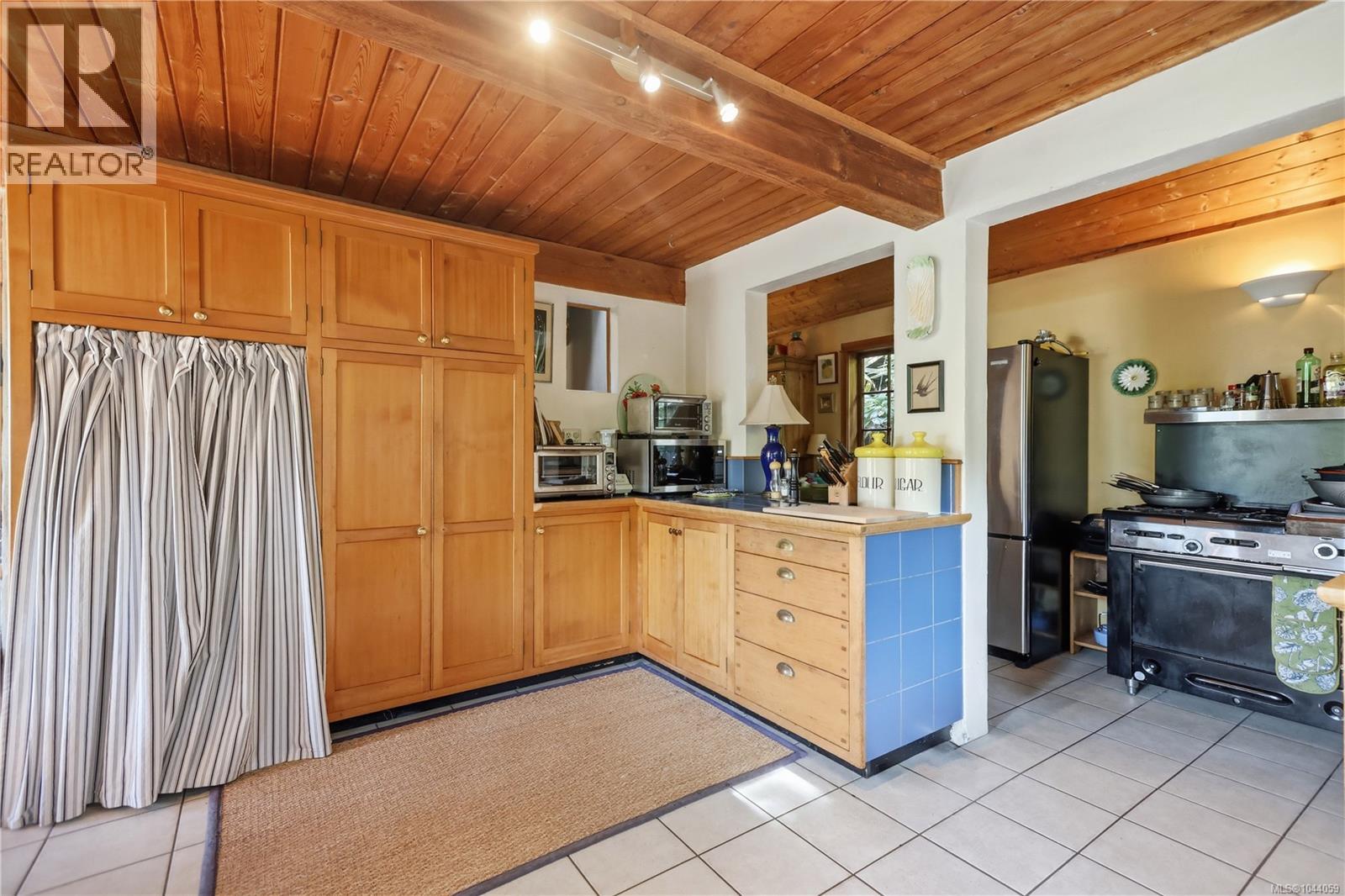 190 McLennan Dr, Salt Spring