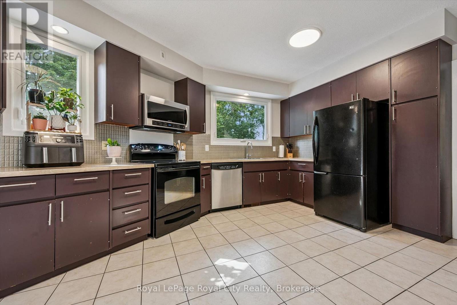 8 BERKLEY PLACE - 9