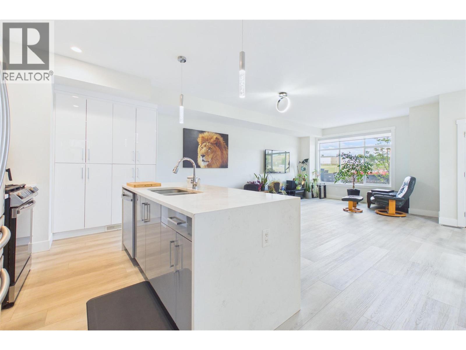 #7 115 Wyndham Crescent - 11