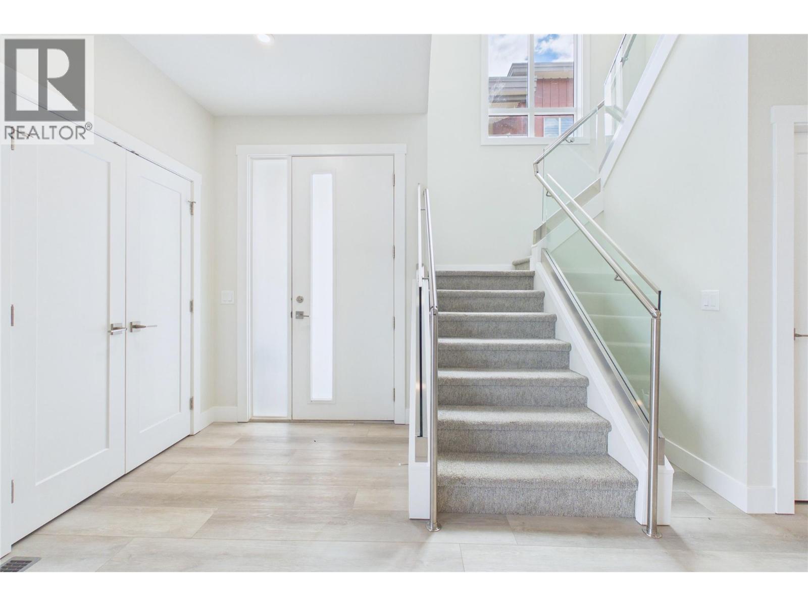 #7 115 Wyndham Crescent - 3