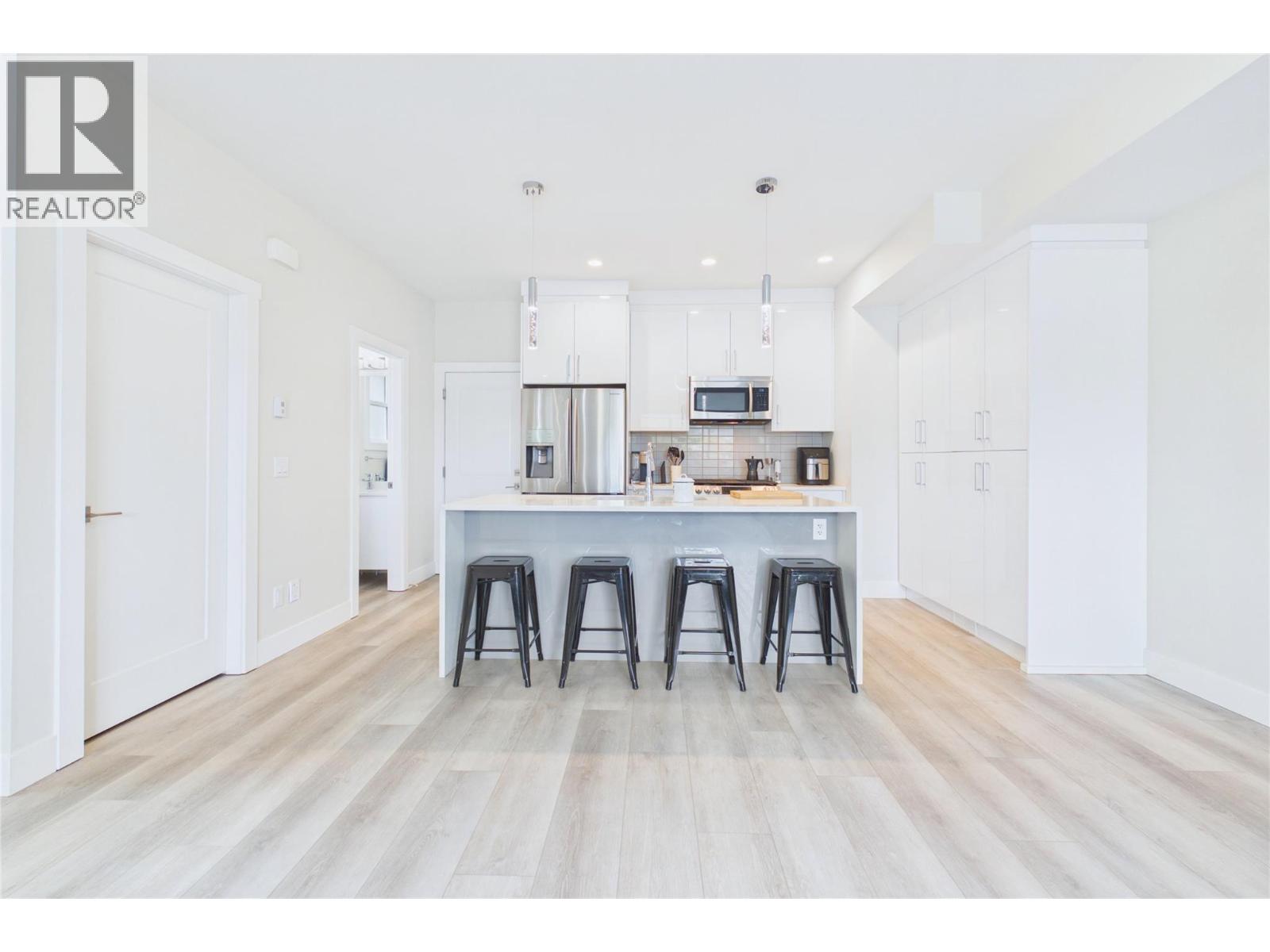 #7 115 Wyndham Crescent - 7