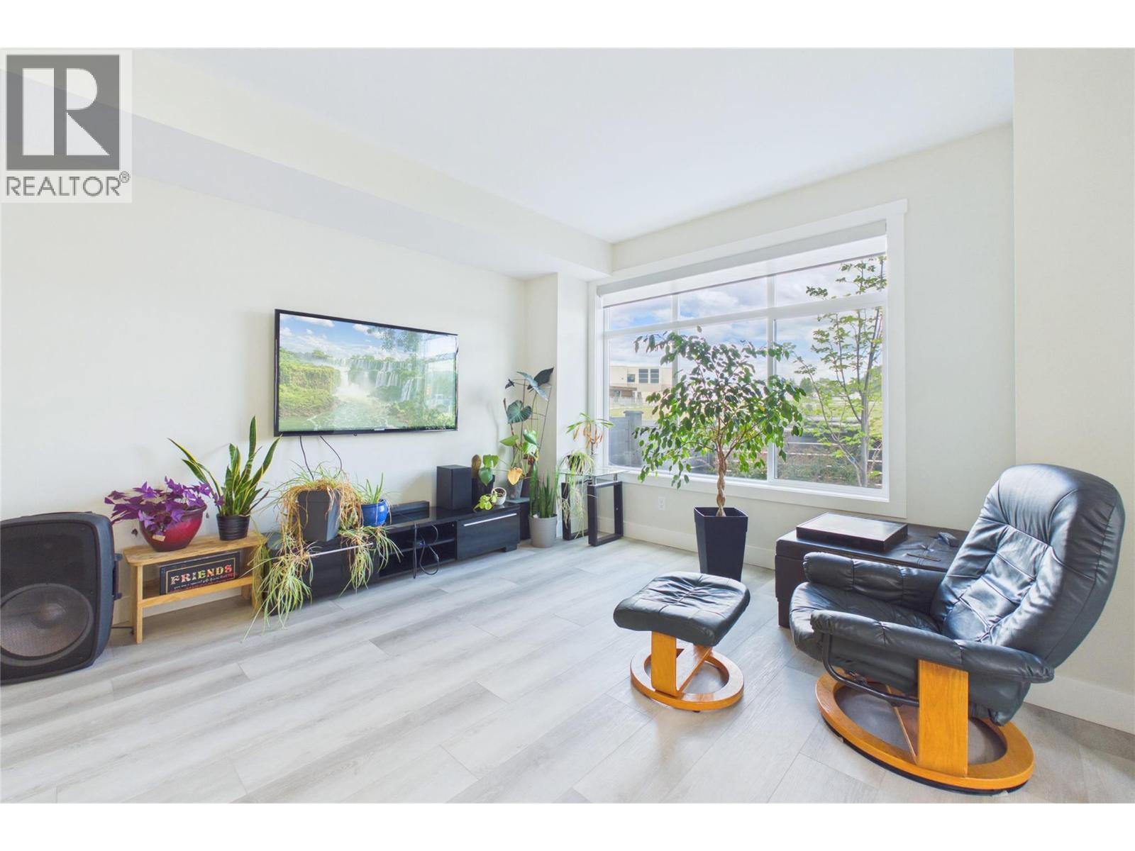 #7 115 Wyndham Crescent - 6
