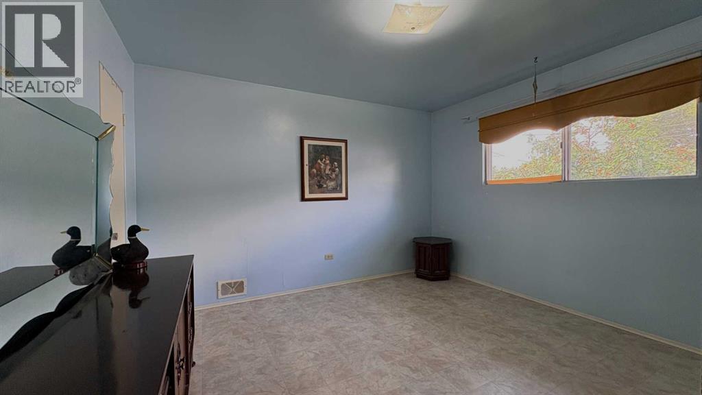 718 10 Street - Image 11