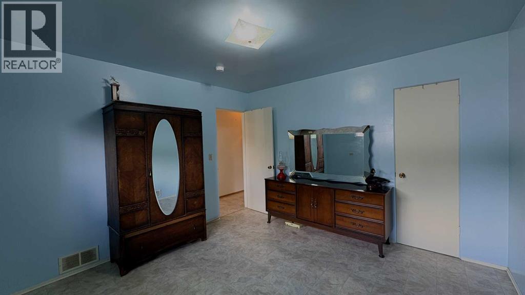 718 10 Street - Image 12