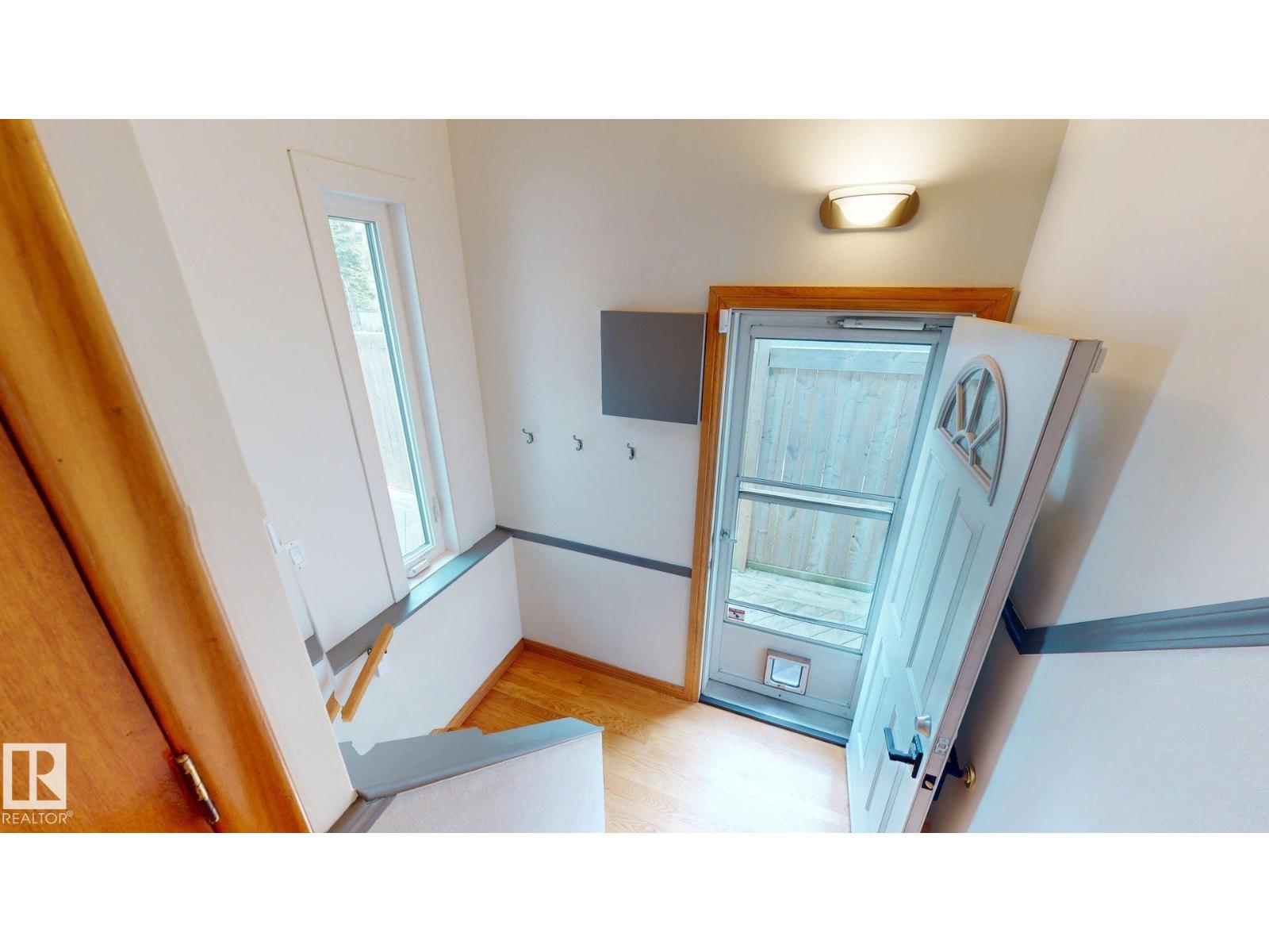 9503 77 ST NW - 19