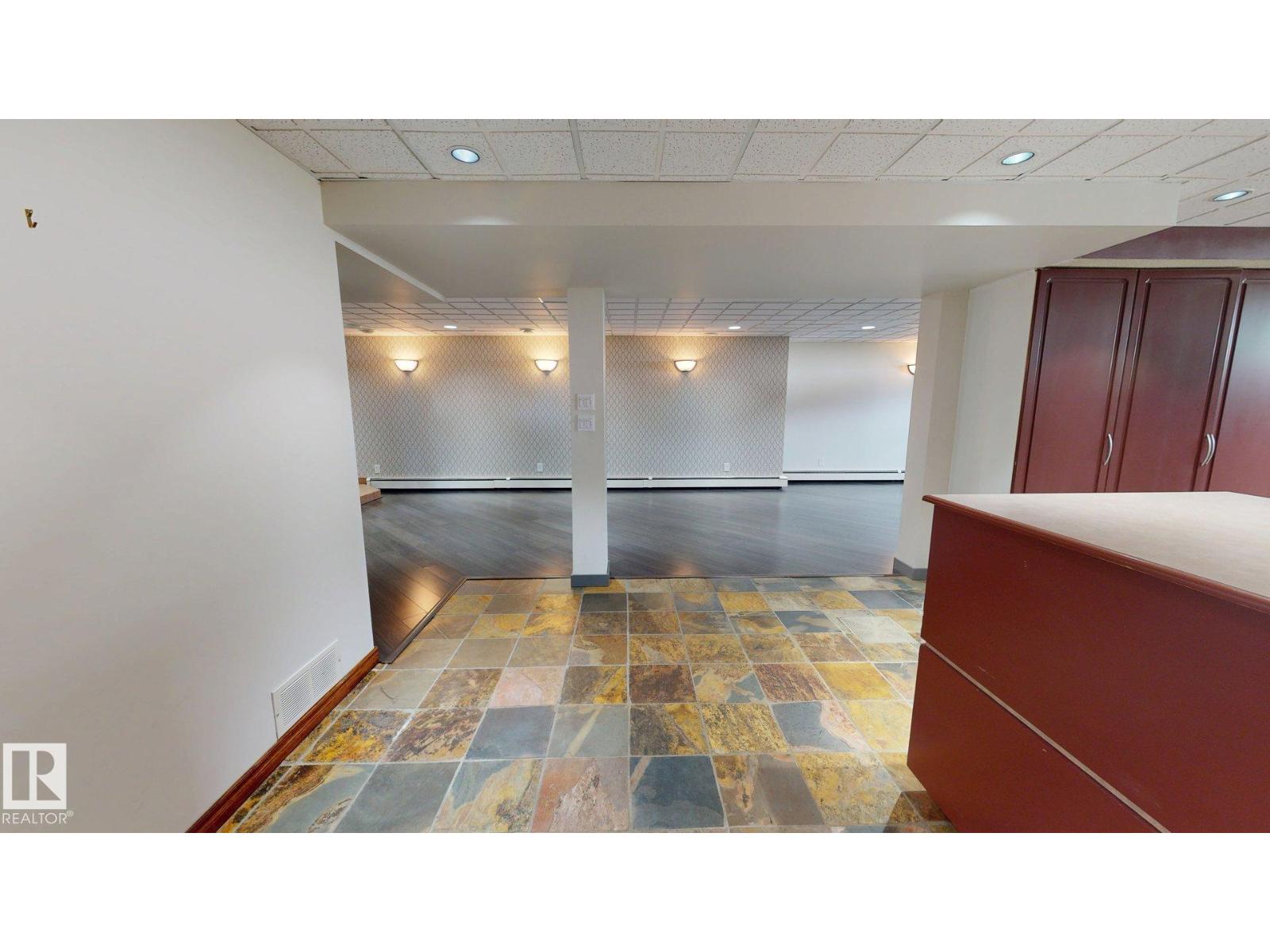9503 77 ST NW - 20