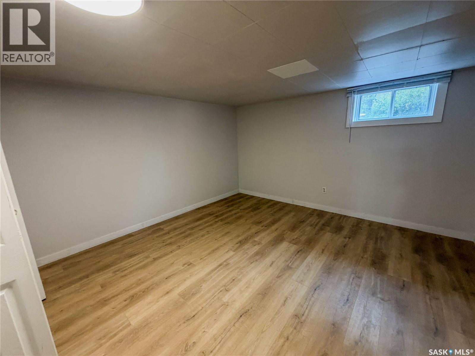 228 8th AVENUE E - Image 32