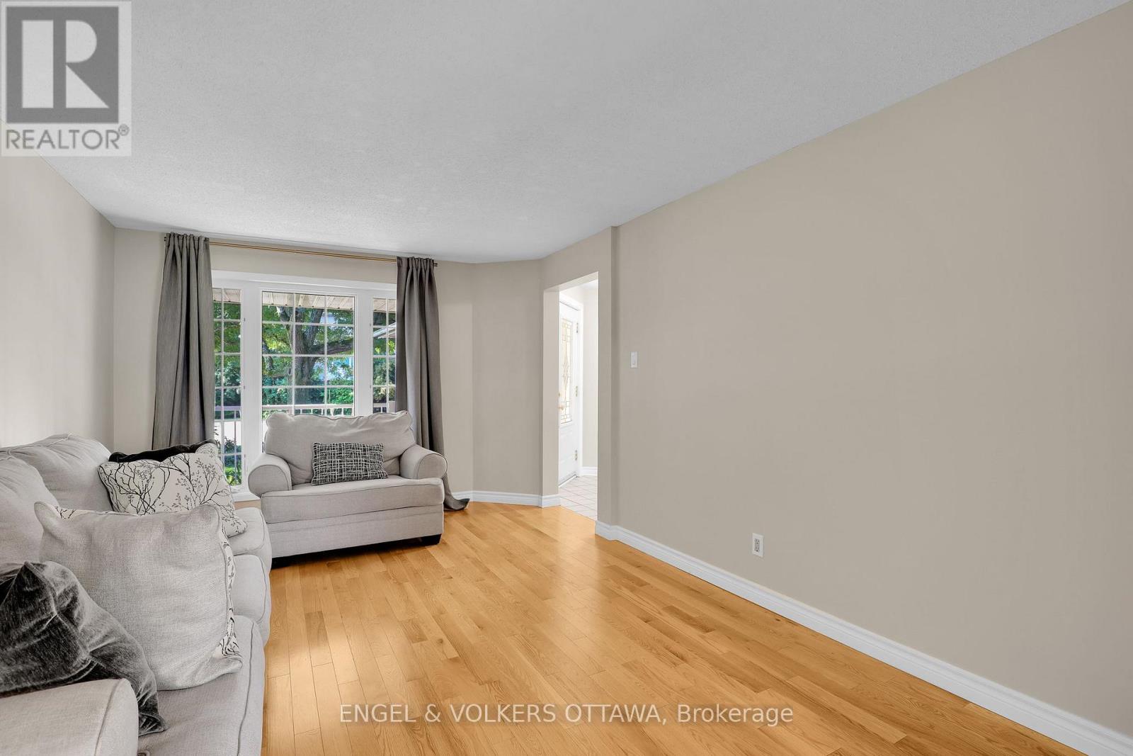 3 Bed, 3 Bath House for Sale in Ottawa – 28 WEYBRIDGE DRIVE, Ottawa – MLS# X13673764 - Image 11