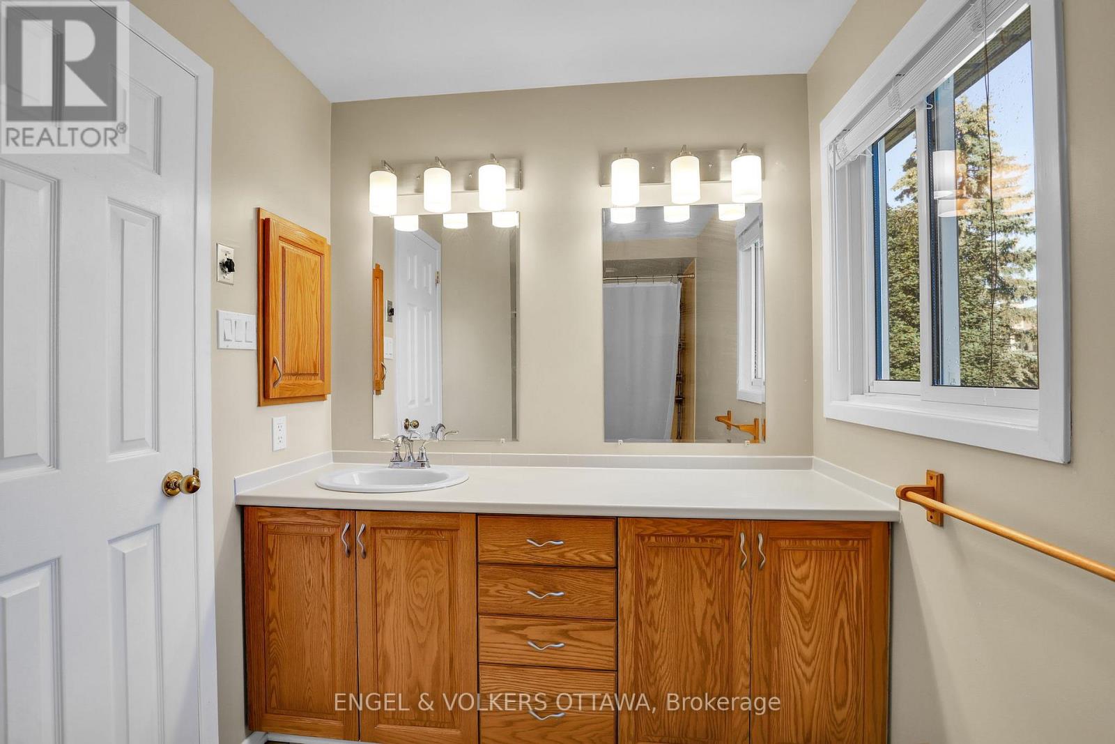 28 WEYBRIDGE DRIVE - 23