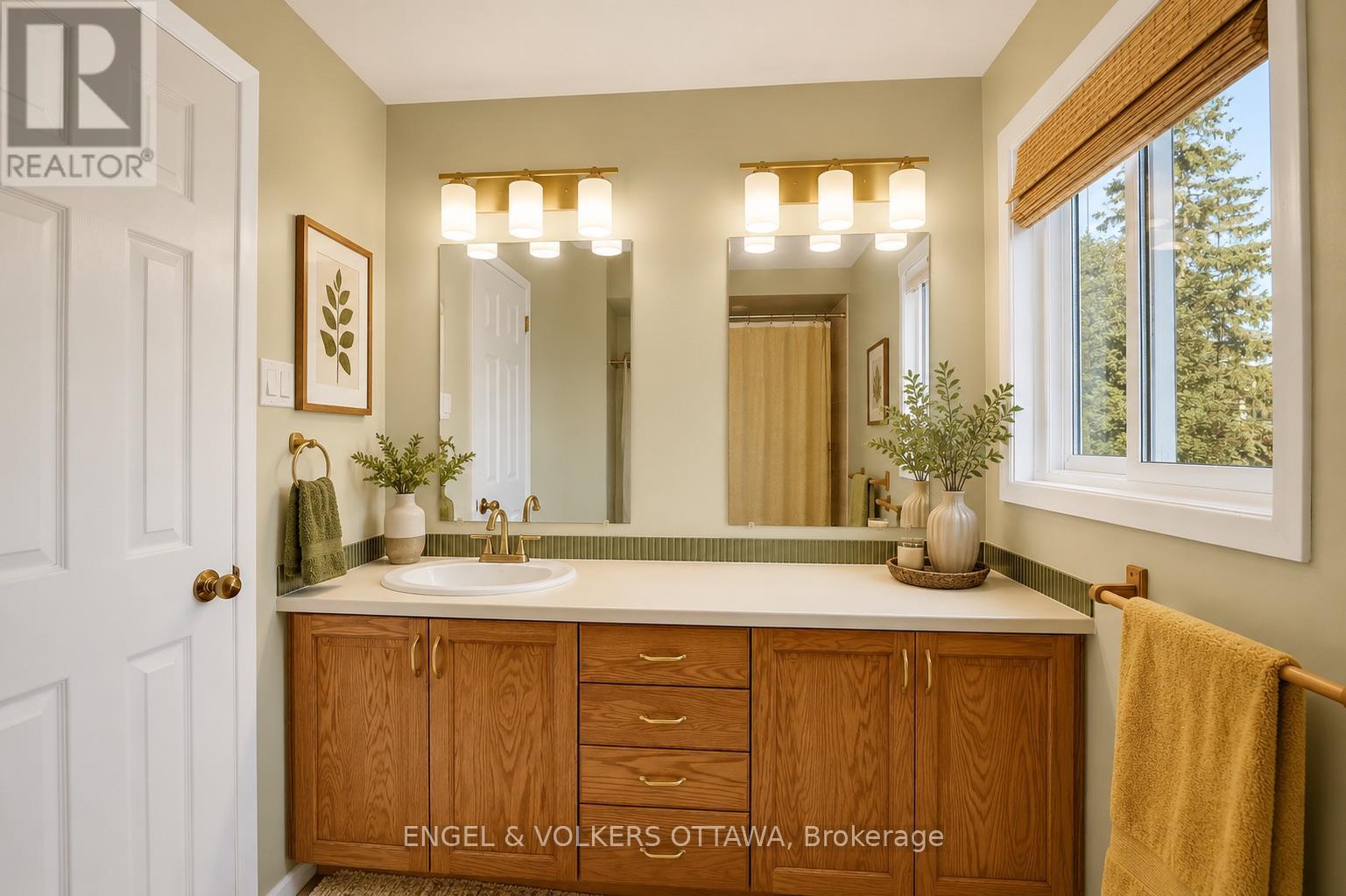 3 Bed, 3 Bath House for Sale in Ottawa – 28 WEYBRIDGE DRIVE, Ottawa – MLS# X13673764 - Image 24