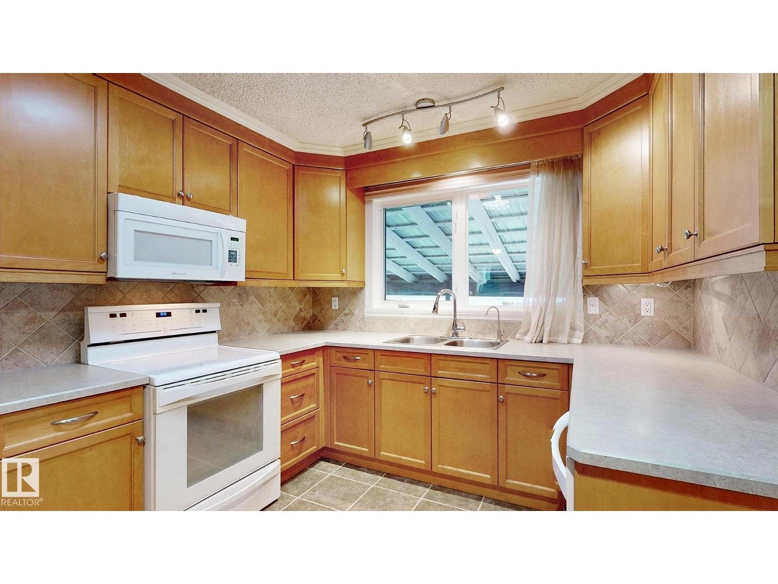 11031 152 ST NW - Image 12