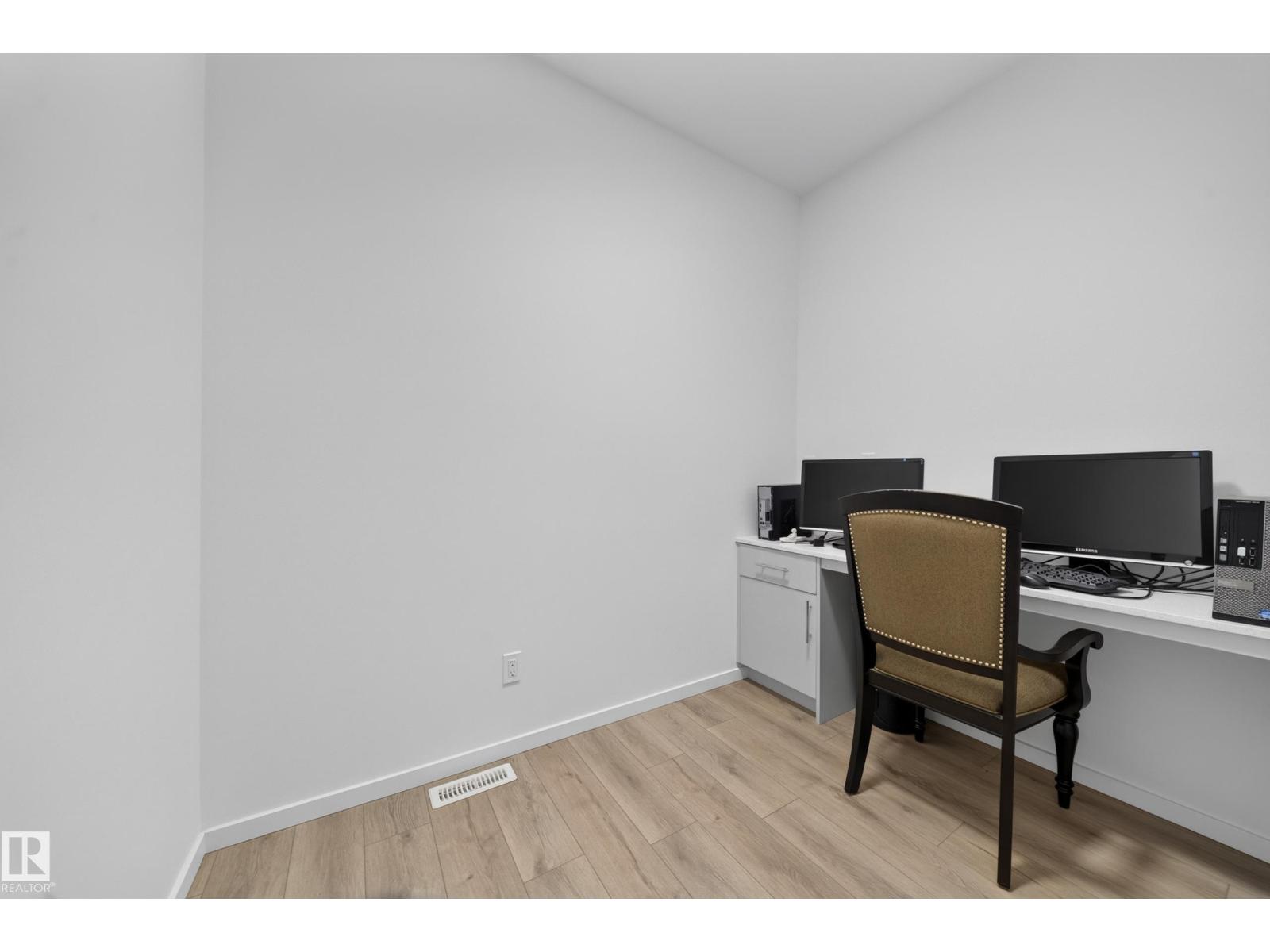 7011 177 AV NW - 19